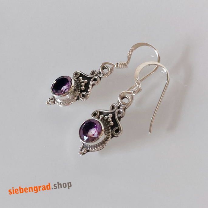 Filigrane - Silber-Ohrhänger mit facettiertem Amethyst - verziert