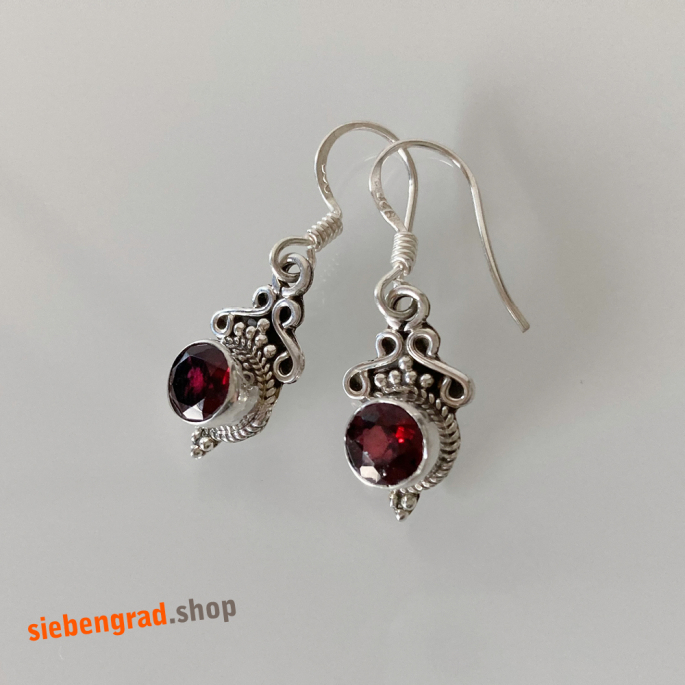 Filigrane - Silber-Ohrhänger mit facettiertem Granat -verziert