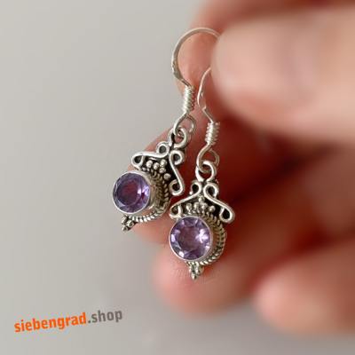 Filigrane - Silber-Ohrhänger mit facettiertem Amethyst - verziert