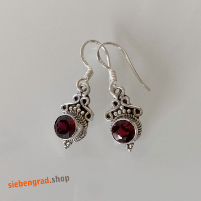 Filigrane - Silber-Ohrhänger mit facettiertem Granat -verziert