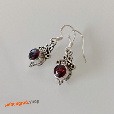 Filigrane - Silber-Ohrhänger mit facettiertem Granat -verziert