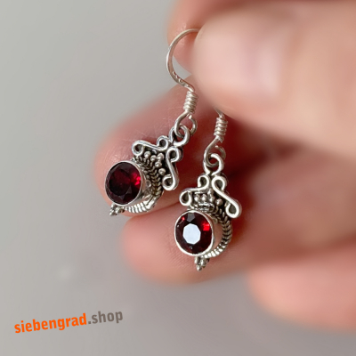 Filigrane - Silber-Ohrhänger mit facettiertem Granat -verziert